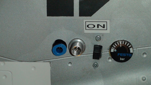 RX-Schalter, Pneumatikanschluss EZFW, Manometer  und Betankungsventil